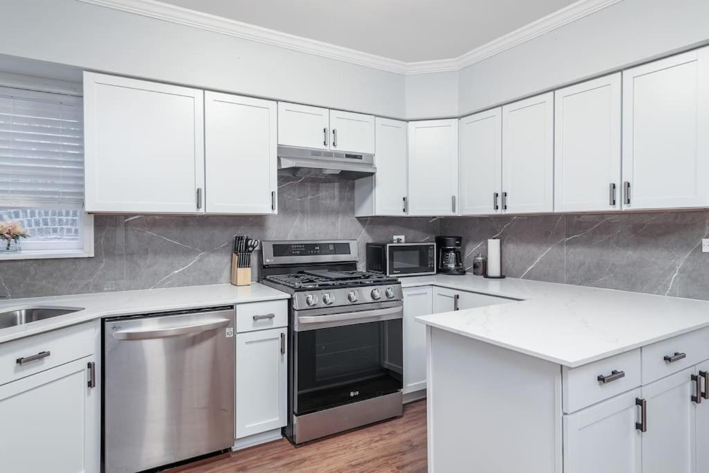 Beautiful Remodeled Penthouse Unit In Old Town Vila Chicago Exterior foto